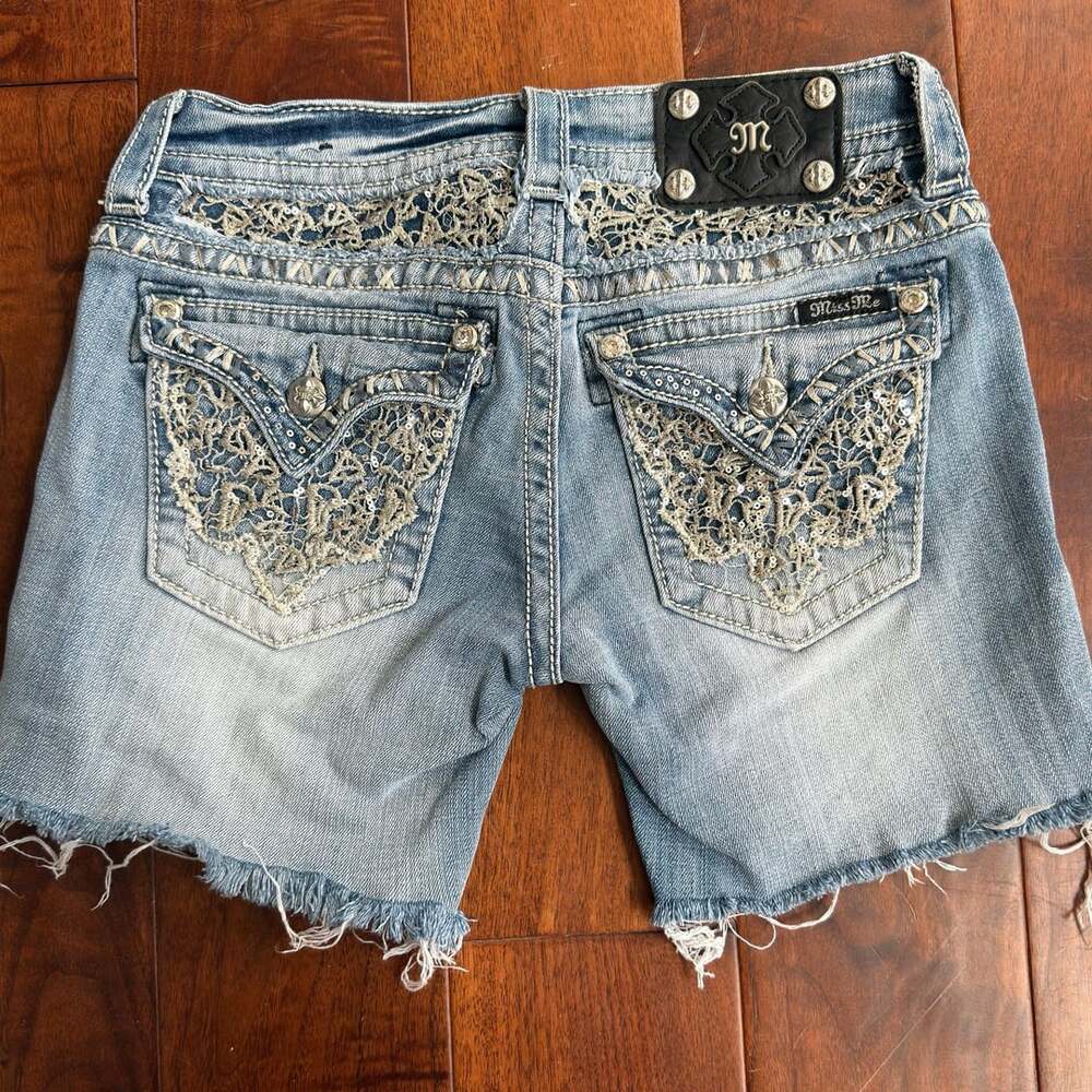 Miss Me Women's Size 26 Light Wash Cut Off Denim Shorts